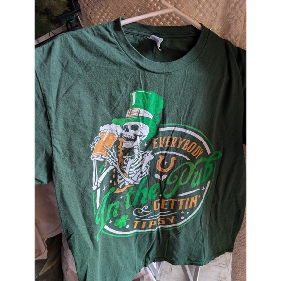 "...In the pub" saint Paddy's day T-shirt skeleton - Picture 2 of 5